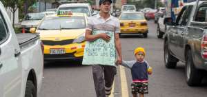 En una de las intersecciones de la avenida Orellana, en el norte de Quito, se ubica el venezolano Gustavo Valencia. &Eacute;l camina junto a su hijo, Mauro, de cinco a&ntilde;os. Ambos piden ayuda a la ciudadan&iacute;a ecuatoriana para subsistir y poder llegar a Chile. En ese pa&iacute;s piensan radicarse.