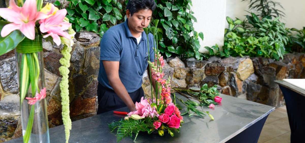 Santiago Cu&ntilde;a explica c&oacute;mo armar un arreglo floral.