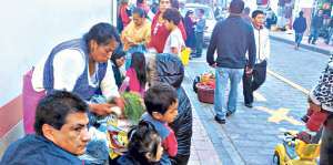 Las curanderas se sit&uacute;an en el mercado 9 de Octubre o 10 de Agosto para realizar las limpias. Foto: Fernando Machado/El Telegrafo
