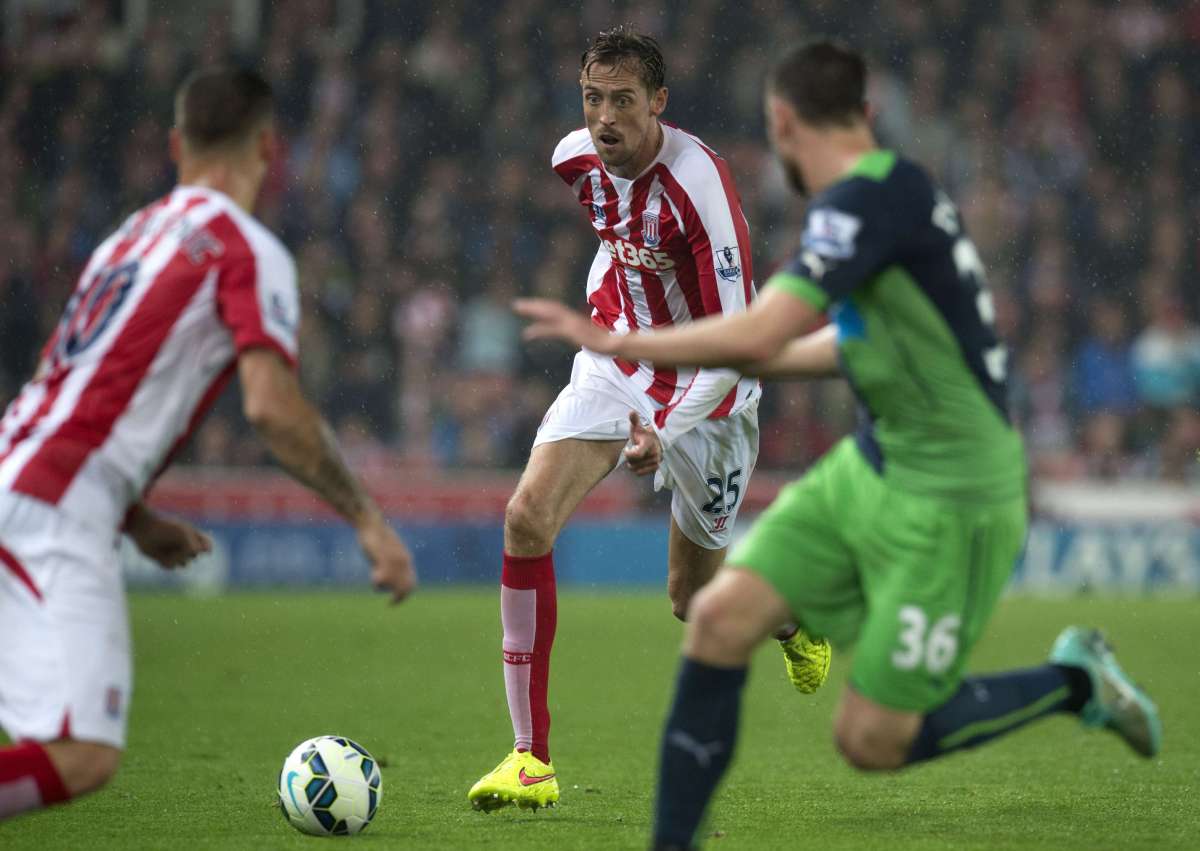 Peter Crouch fue el autor del &uacute;nico gol del encuentro. Foto: AFP