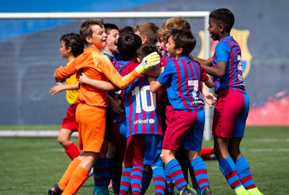 Niños y jóvenes fans del fútbol pueden ser parte del campamento de fútbol del FC Barcelona de España, en Quito