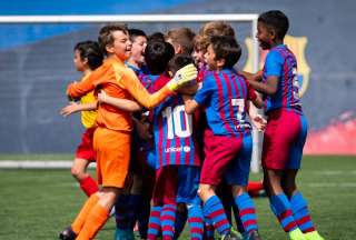 Niños y jóvenes fans del fútbol pueden ser parte del campamento de fútbol del FC Barcelona de España, en Quito