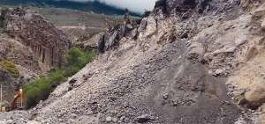 En el kil&oacute;metro 86 el derrumbe impide el paso de veh&iacute;culos que van a El Oro o se dirigen hacia Azuay. No se sabe cu&aacute;nto estar&aacute; cerrada la v&iacute;a.