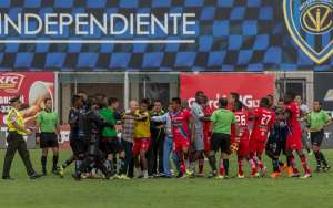 Cuerpos t&eacute;cnicos tuvieron que intervenir para separar a los jugadores. Foto: Miguel Jim&eacute;nez / El Tel&eacute;grafo