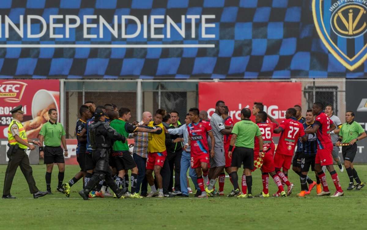 Cuerpos t&eacute;cnicos tuvieron que intervenir para separar a los jugadores. Foto: Miguel Jim&eacute;nez / El Tel&eacute;grafo