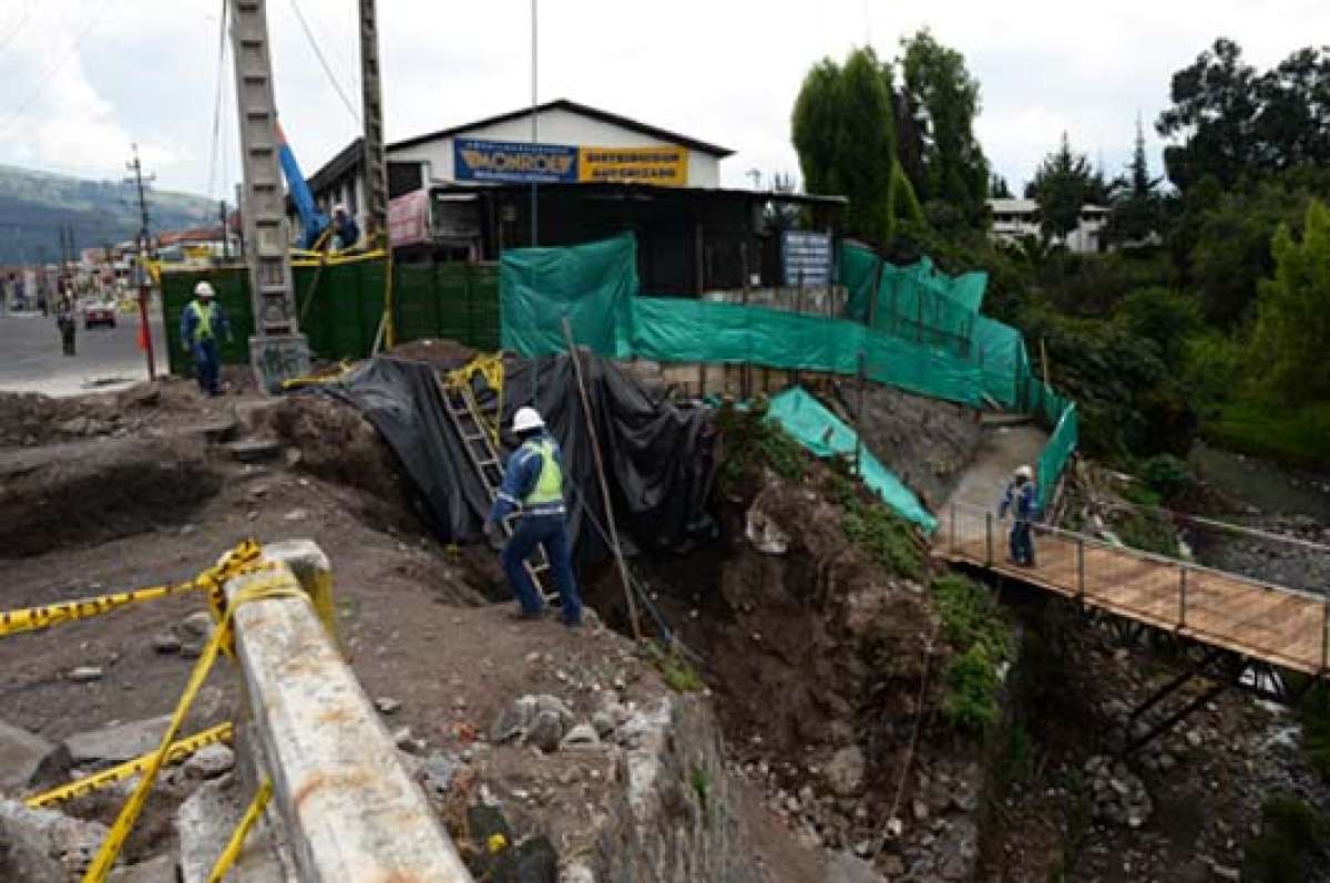  El puente peatonal estar&aacute; habilitado desde hoy hasta que concluya la ampliaci&oacute;n del antiguo puente vehicular a 4 carriles (foto). Foto: Santiago Aguirre |  El Tel&eacute;grafo