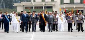 El mandatario Rafael Correa recibi&oacute; honores durante el acto de cambio de mando en las Fuerzas Armadas, efectuado ayer en la Escuela  Superior Militar Eloy Alfaro, en Parcayacu, en el norte de Quito. Acudieron autoridades civiles, militares y eclesi&aacute;sticas.
