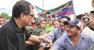 El presidente Rafael Correa salud&oacute; con ciudadanos machale&ntilde;os, previamente al enlace sabatino 372. Foto: Cortes&iacute;a Presidencia de la Rep&uacute;blica.