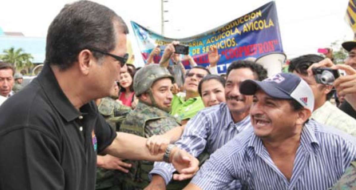 El presidente Rafael Correa salud&oacute; con ciudadanos machale&ntilde;os, previamente al enlace sabatino 372. Foto: Cortes&iacute;a Presidencia de la Rep&uacute;blica.