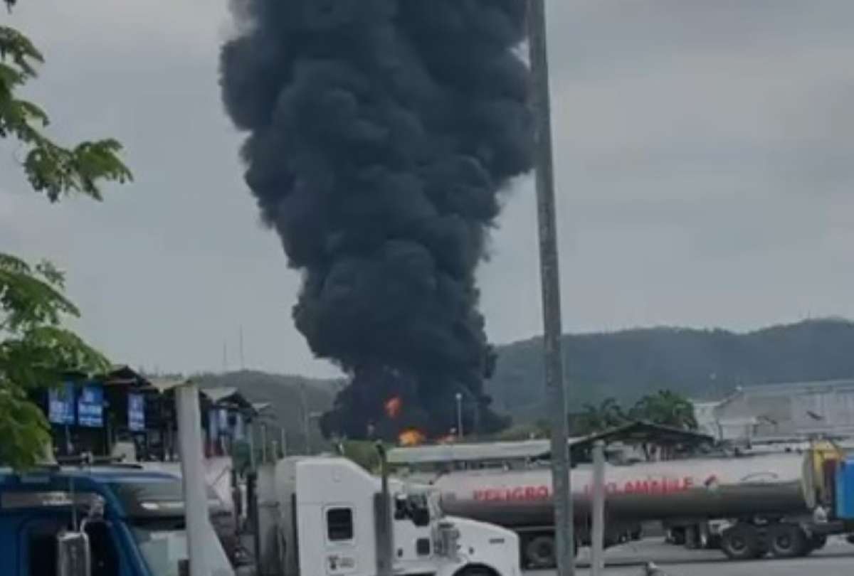 Hoy se alert&oacute; sobre el incendio en la Refiner&iacute;a de Esmeraldas.