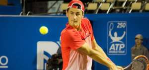 El tenista australiano Bernard Tomic en acci&oacute;n durante el partido en el que derrot&oacute; al espa&ntilde;ol Roberto Carballes Baena por parciales de 6-3, 2-6 y 6-4.