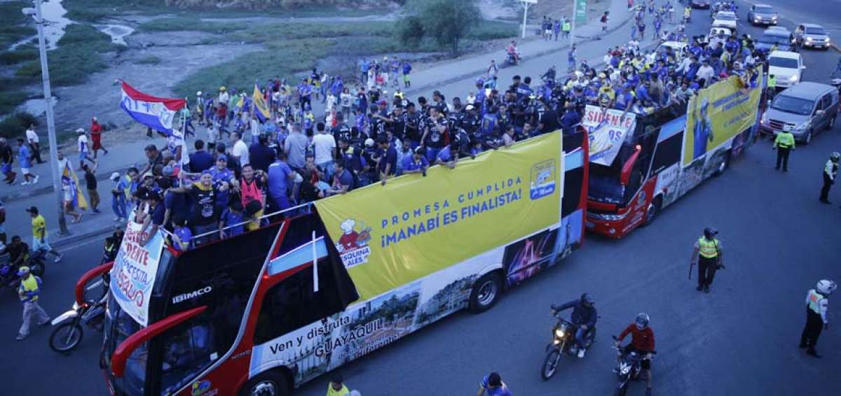 El ganador de la etapa festej&oacute; por las calles de Manta.
