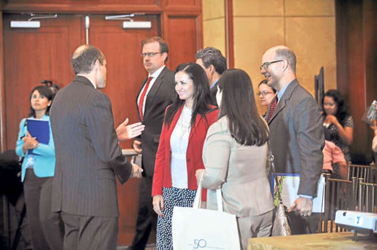 Marcela Agui&ntilde;aga y Adam Namm se saludaron cordialmente en el evento de clausura. Foto: Miguel Castro.