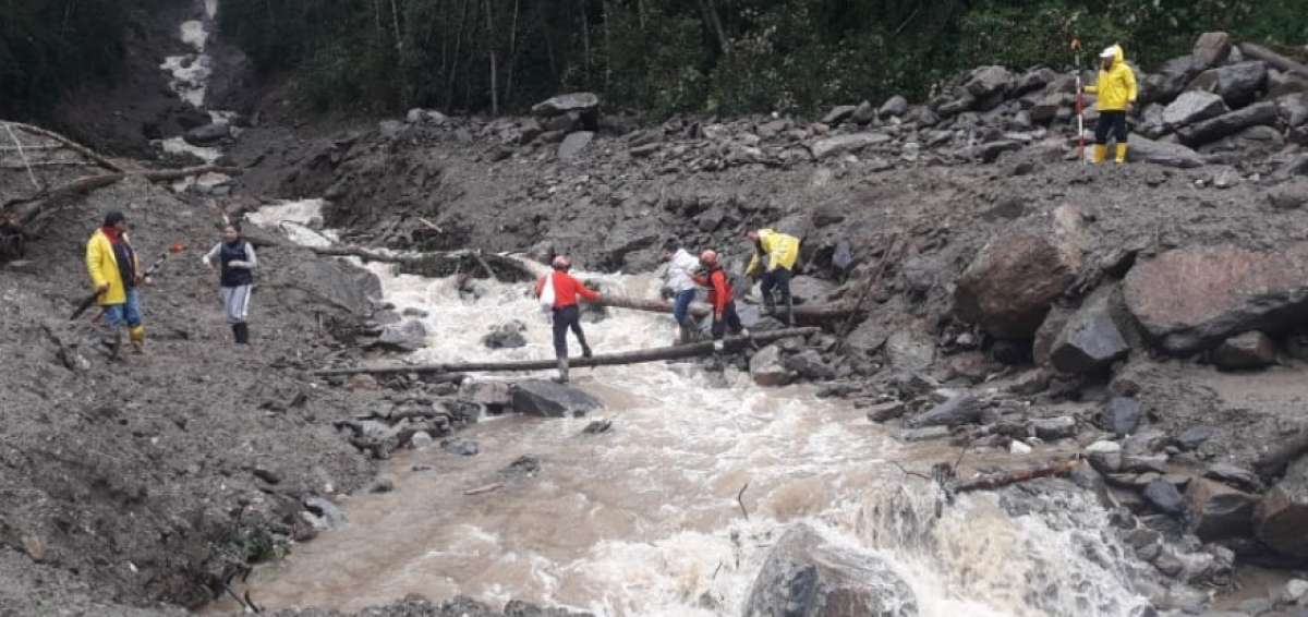 Habitantes de la zona de Papallacta asumen riesgos para desplazarse a sus sitios de trabajo.