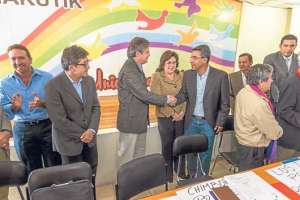 En la Casa del Arco Iris, el exbanquero Guillermo Lasso saluda a Fanny Campos, dirigente de Pachakutik, Detr&aacute;s de ellos est&aacute;n Fausto Cobo y C&eacute;sar M&oacute;ntufar. Foto: John Guevara / El Tel&eacute;grafo