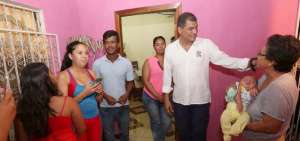 Presidente Correa visit&oacute; en Atacames conjunto habitacional para damnificados