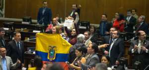 Legisladores de las bancadas de CREO, SUMA y PSC celebraron la resoluci&oacute;n en el pleno de la Asamblea. El exmandatario puede ser vinculado en el caso Fernando Balda.