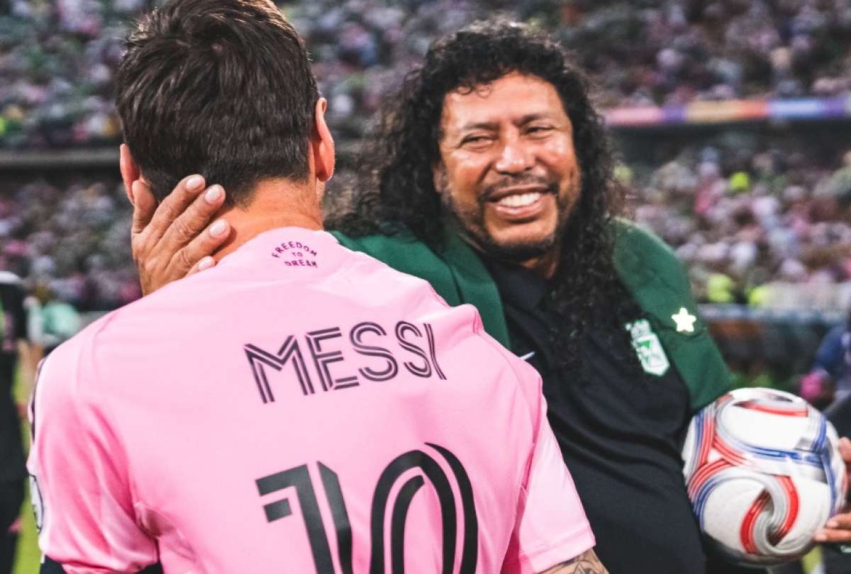 Ren&eacute; Higuita entreg&oacute; el bal&oacute;n a Messi en Colombia