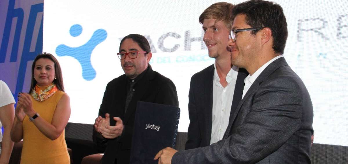 Yachay y Red Tech Ecuador firmaron un contrato para la instalaci&oacute;n de la f&aacute;brica de autos el&eacute;ctricos.