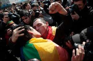 Decenas de parejas homosexuales celebraron la decisi&oacute;n del Congreso chileno. FOTO: Tomada de la cuenta de Twitter @lamula