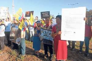 L&iacute;deres ind&iacute;genas de las comunidades amaz&oacute;nicas afectadas por la contaminaci&oacute;n acudieron a Midland para repudiar el da&ntilde;o de Chevron. Foto: Cortes&iacute;a.