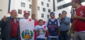 Peruanos cantando por su selecci&oacute;n.