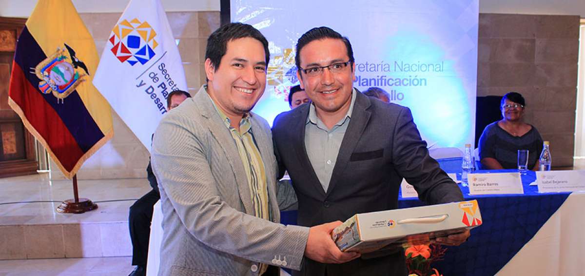 Ramiro Barros (derecha), alcalde de Mej&iacute;a.