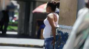 En una de las esquinas del Centro Hist&oacute;rico de Quito varias mujeres ofertan sus servicios sexuales.    