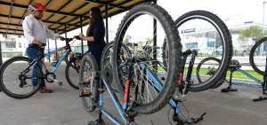 Uno de los estacionamientos para el pr&eacute;stamo de la bicicleta est&aacute; situado en el Portal Artesanal de Cuenca.