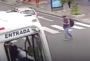 Un video capt&oacute; el momento del atropellamiento de un ciudadano que andaba distraido en su celular.
