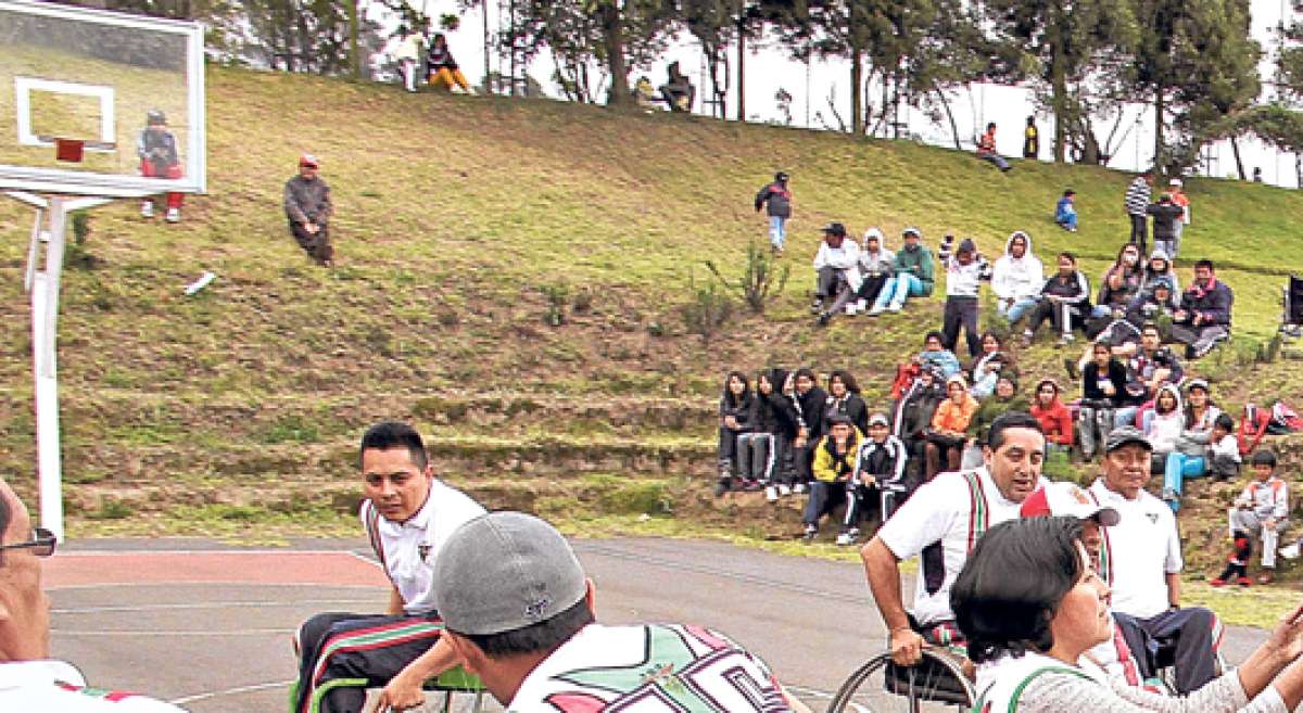 Los deportistas de Guayas y Chimborazo disputaron el primer lugar en este torneo en el que participaron delegaciones de otras 5 provincias. Foto: Elizabeth Maggi / para El Tel&eacute;grafo
