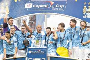Los jugadores del Manchester City reciben  el trofeo de campeones de la Liga Inglesa, la ma&ntilde;ana de ayer, en el estadio Wembley. Foto: EFE