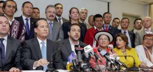 Los legisladores de oposici&oacute;n durante la rueda de prensa.