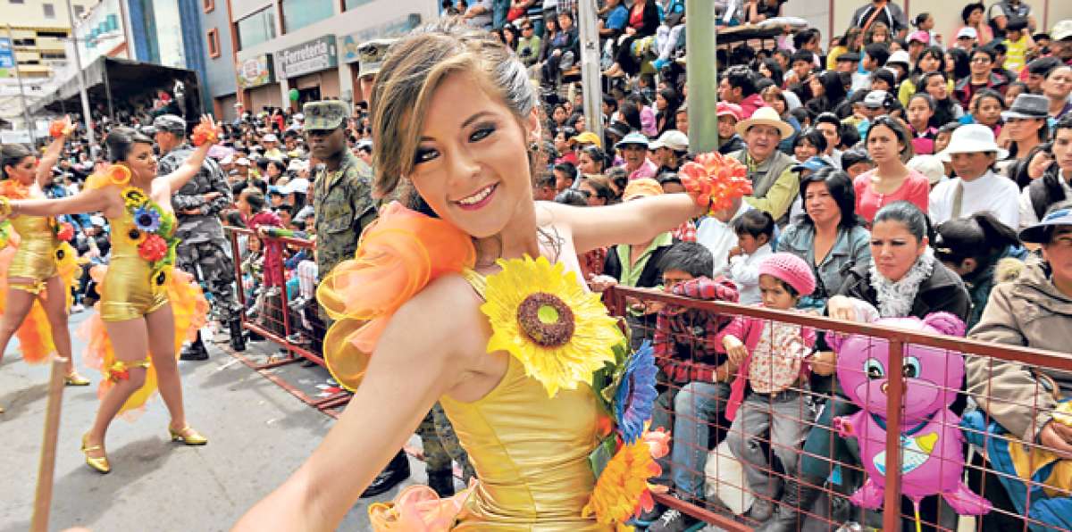 Los desfiles de la fiesta mayor ambate&ntilde;a son los m&aacute;s coloridos y convocan a miles de turistas del pa&iacute;s. Foto: Roberto Ch&aacute;vez / El Tel&eacute;grafo