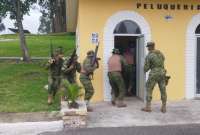 Militares ecuatorianos se capacitan en combate urbano.