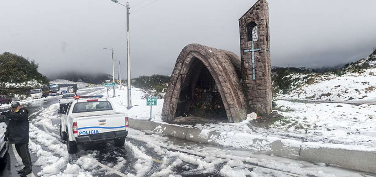 La nieve provoc&oacute; cierre de v&iacute;a Papallacta-Pifo