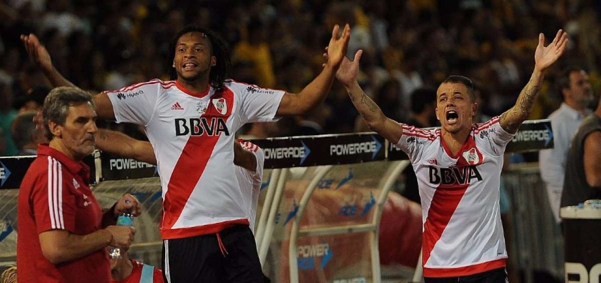 Arturo Mina (izq.) y Andr&eacute;s D&rsquo;Alessandro festejan el t&iacute;tulo logrado en el estadio Mario Alberto Kempes.