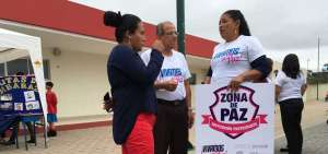 Johanna Chumbai port&oacute; el letrero Zona de Paz. Ella es parte de los padres voluntarios que recoger&aacute;n las propuestas y necesidades.   