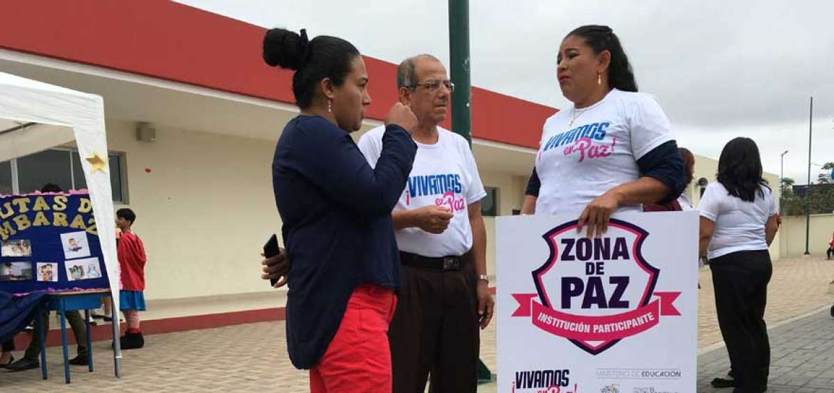 Johanna Chumbai port&oacute; el letrero Zona de Paz. Ella es parte de los padres voluntarios que recoger&aacute;n las propuestas y necesidades.   