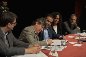 Rub&eacute;n Flores, administrador general del Municipio, firma el convenio en el Teatro Variedades.  el Municipio de Quito apoyar&aacute; organizaci&oacute;n. Foto: Miguel Jim&eacute;nez│El Tel&eacute;grafo