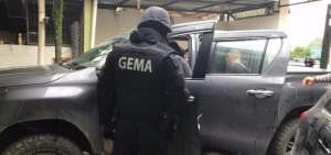 Agentes policiales durante el operativo.