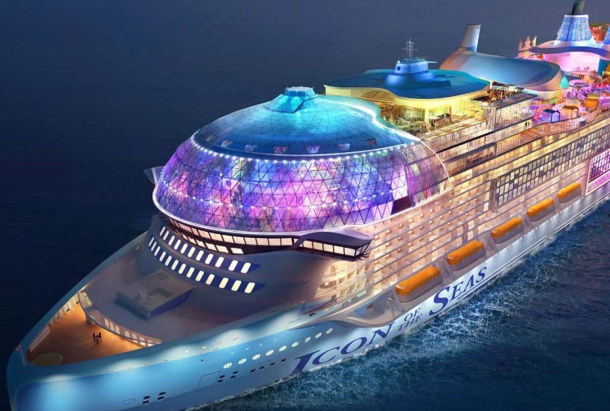 Padre se arrojó desde un crucero para salvar a su hija tras caer al mar.