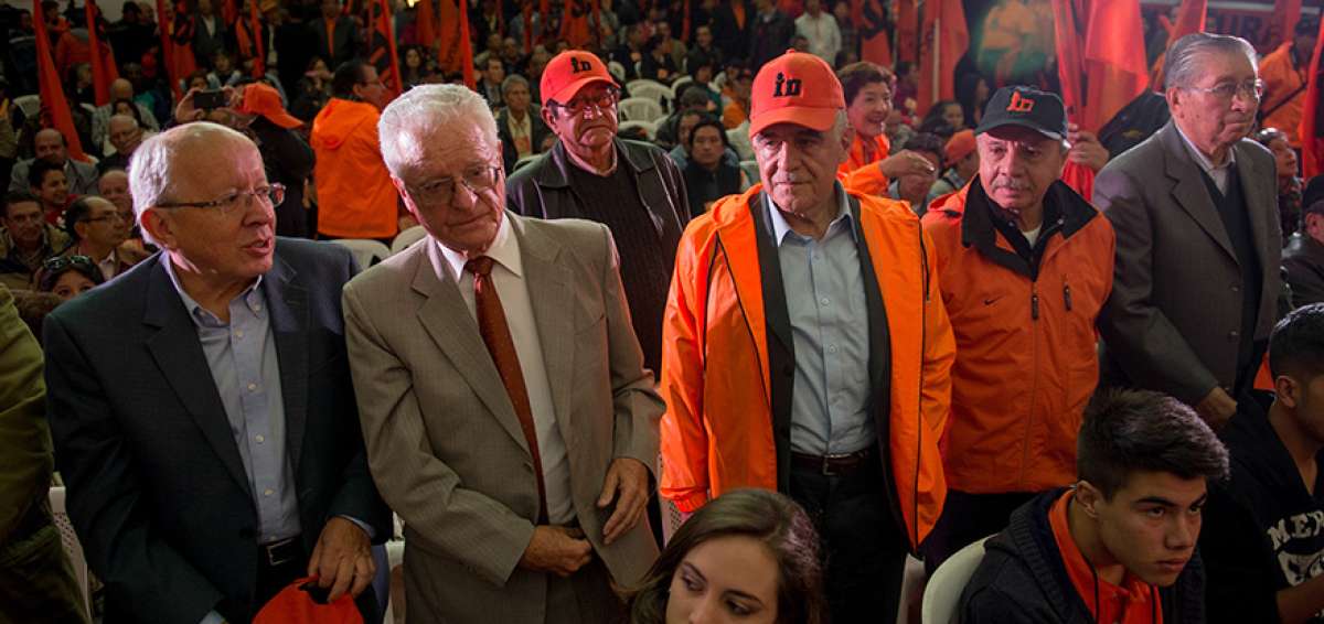 En enero de 2015, Paco Moncayo (centro) acudi&oacute; al auditorio del CNE cuando la ID decidi&oacute; reinscribirse. 