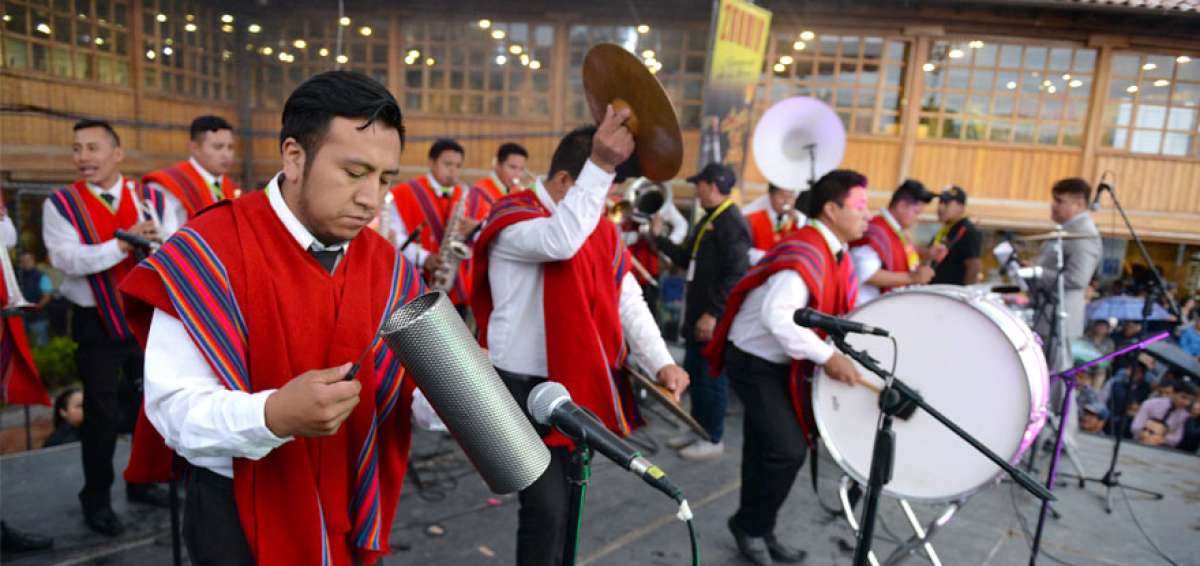El festival de Bandas de Pueblo congreg&oacute; a m&aacute;s de 2.000 personas y cerr&oacute; las fiestas de la capital azuaya. La banda Caprichos (foto) fue la triunfadora.