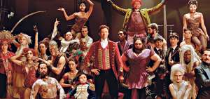El actor australiano Hugh Jackman (centro), con el elenco de acr&oacute;batas que lo acompa&ntilde;an en su nueva cinta. 
