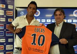 Lucas Barrios posa junto al presidente del Montpellier, Laurent Nicollin, en la presentaci&oacute;n del argentino-paraguayo como nuevo jugador del club franc&eacute;s. Foto: AFP