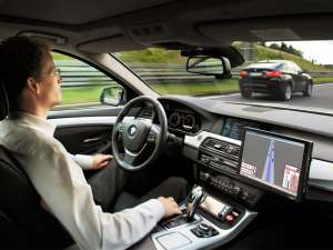 En la actualidad se hacen pruebas en las que los autom&oacute;viles tienen casi el control total de la conducci&oacute;n. Foto: Tomado de http://img.autocosmos.com