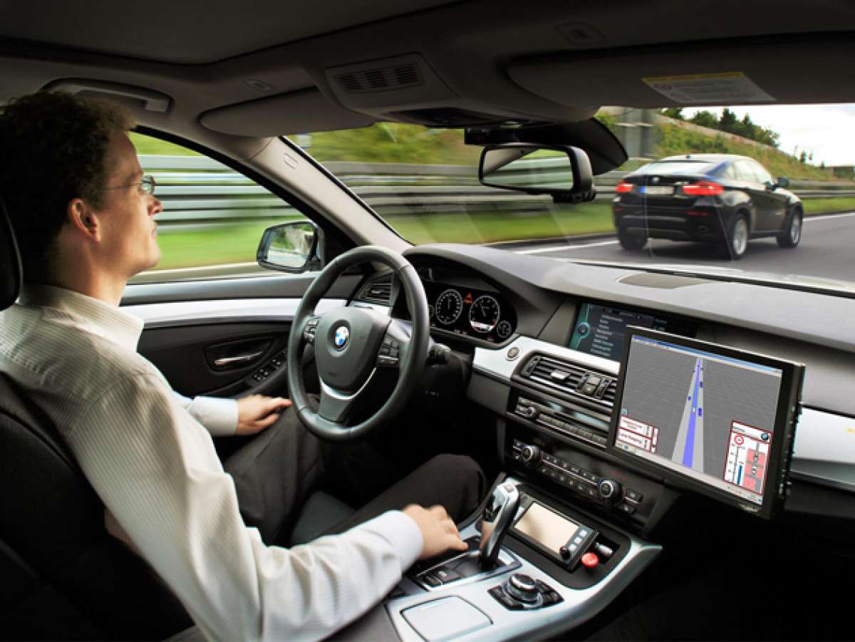 En la actualidad se hacen pruebas en las que los autom&oacute;viles tienen casi el control total de la conducci&oacute;n. Foto: Tomado de http://img.autocosmos.com