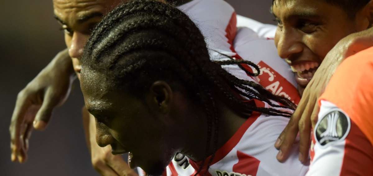 Yimmi Chara celebra el &uacute;nico gol del partido junto a Jonathan &Aacute;lvez, quien le asisti&oacute; el pase.