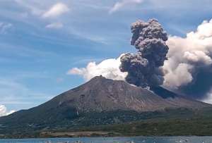 El volcán Sakurajima entró en erupción dos veces seguidas 